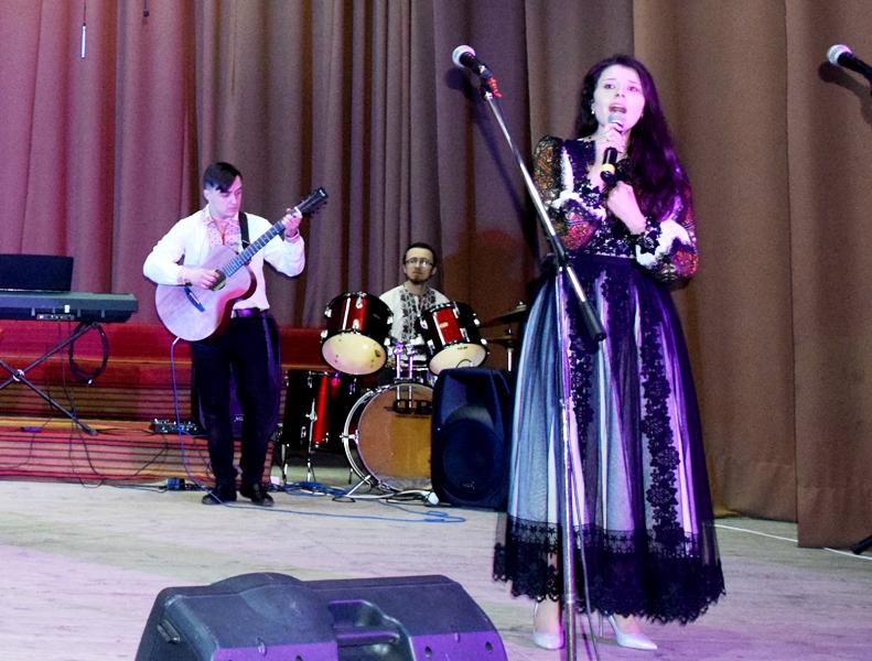 Тетяна Задорожна  виконує пісню «Мить» Святослава Вакарчука у супроводі інструментального ансамблю. Керівник – Тарас Видиш